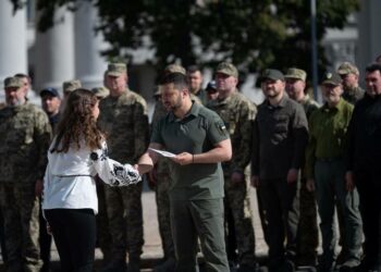Двоє 14-річних дівчат з Дніпропетровщини вчора отримали паспорти з рук президента