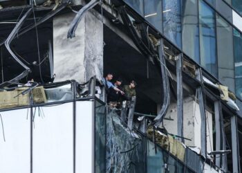 Вночі невідомі безпілотники атакували будівлі “Москва- сіті”, є влучання в одну з башт БЦ