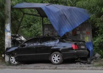 У Кам’янському авто в’їхало у зупинку: постраждав чоловік