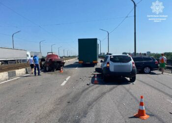 Аварія з чотирма авто на Кайдацькому мосту: постраждала 42-річна жінка