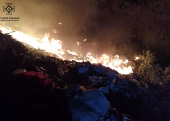 У Підгородному понад 7 годин надзвичайники приборкували пожежу на полігоні твердих побутових відходів