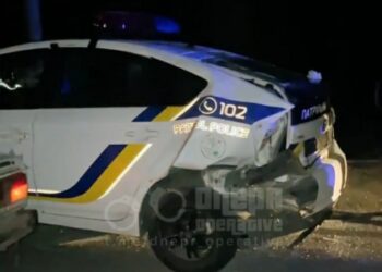 Вночі на Космічній ВАЗ врізався у припарковану автівку патрульної поліції