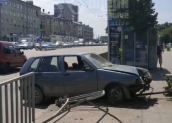 ДТП на Слобожанському: авто знесло паркан та розбило вітрину магазина