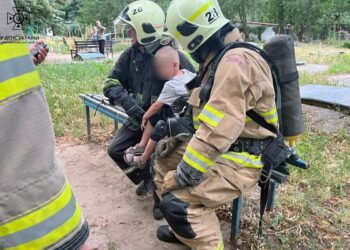 У Нікополі на пожежі вогнеборці врятували дитину