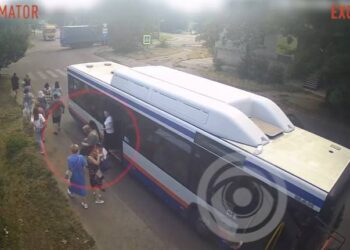 У Дніпрі на Рєпіна під колесами вантажівки загинула жінка (ВІДЕО 18+)
