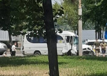 У Дніпрі маршрутка із пасажирами врізалася у стовп: водієві стало зле за кермом