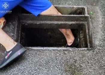 Хвилинка доброти: у Дніпрі рятувальники вивільнили ногу хлопця з зливної решітки