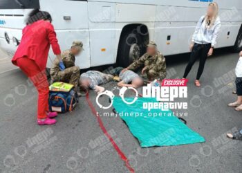 Переходили дорогу у невстановленому місці: у Дніпрі автобус збив двох пішоходів