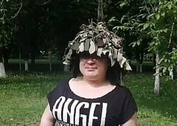 На Криворіжжі освітяни виготовляють маскувальні кавери на шоломи
