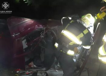 Вночі у Павлограді автівка влетіла у відбійник: троє постраждалих