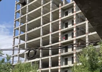 У Дніпрі по недобуду гуляють підлітки (ВІДЕО)