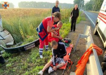 На трасі біля П’ятихаток мікроавтобус вилетів в кювет: водія вирізали з авто
