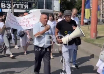 У Кривому Розі під мерією Вілкула мітингують медики, яким заборгували зарплатню (ВІДЕО)
