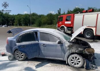 У Кривому Розі біля АЗС зайнявся легковик