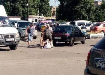 У Кривому Розі автівка збила пенсіонерку, коли виїждала з парковки