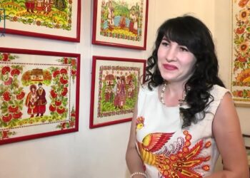 Літо в Петриківських символах добра та краси. У Дніпрі відкрилася виставка Вікторії Тимошенко