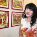 Літо в Петриківських символах добра та краси. У Дніпрі відкрилася виставка Вікторії Тимошенко
