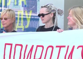 Мешканці Придніпровська продовжують захищати стадіон «Авангард» – пікетували «слуг народу»