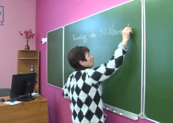 Навчальний рік 2023-2024: Чи сядуть школярі за парти?