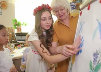 Підтримати своїх однолітків приїхала 10-річна дівчинка з Японії