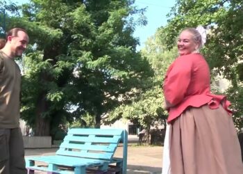Подушка на дупцю та корсет. Англійська мода XVIII cтоліття в Дніпрі