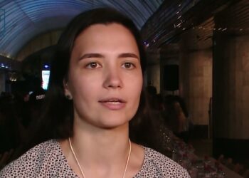 Писали диктант у метро. У Дніпрі до Дня Конституції традиційний диктант відбувався в підземці