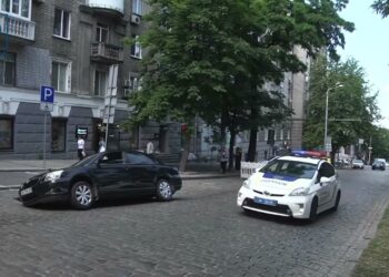 У центрі Дніпра автівка ледь не провалилася під землю. Свідками стала наша знімальна група