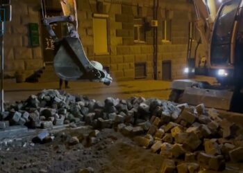У Дніпрі комунальники взялися ліквідувати провалля на Яворницького, куди ледве не впала автівка