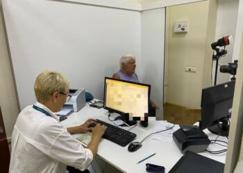 У Дніпрі відомий волонтер дядя Гриша отримав паспорт громадянина України для виїзду за кордон за автівкою для ЗСУ