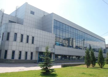 Після ворожої ракетної атаки спортивний комплекс “Метеор” відновлює свою роботу