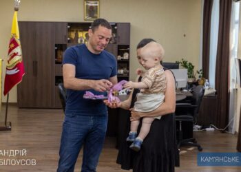 Мер Кам’янського вручив ключі від 4-кімнатної квартири багатодітній родині, годувальник якої загинув на війні