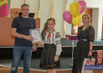 Дітям Кам’янського до Дня знань презентували корисні подарунки