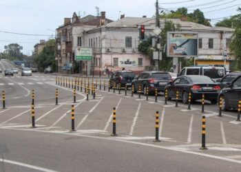 У центрі Дніпра з’явився перший у місті острівець з гумових стовпчиків