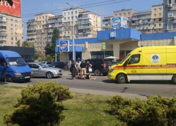 Стало відомо про стан жінки і дитини, яких збило вчора авто на “зебрі”