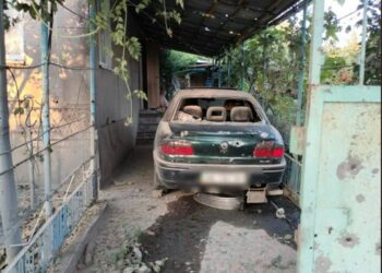 Поранено людей та знищено будинки: поліція показала нові фото наслідків обстрілу Нікопольщини