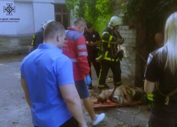 У Кам’янському чоловік впав у підвал покинутої будівлі