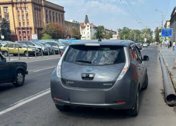 У Дніпрі патрульні викликали швидку водієві, якому стало зле за кермом
