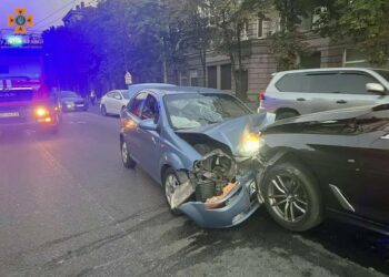 На набережній Дніпра у потрійній ДТП постраждали двоє дорослих і дитина