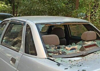 У Дніпрі фасад будинку обвалився на припарковану автівку