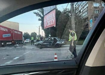 У Кривому Розі внаслідок зіткнення автівки із вантажівкою постраждав водій легковика