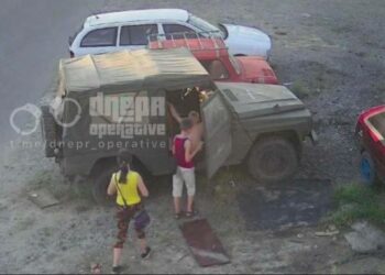 У Дніпрі розшукують дітей, які вкрали речі з автівки військових (ВІДЕО)