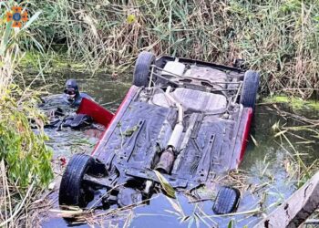 У Дніпрі автівка впала у річку: постраждало двоє дітей