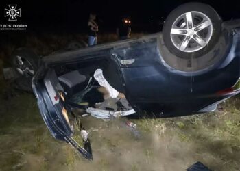 У Павлоградському районі автівка злетіла у кювет: загинула пасажирка та травмувався водій