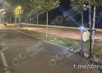 У Дніпрі велодоріжку не поділили два електросамокати: одного кермувальника ушпиталено