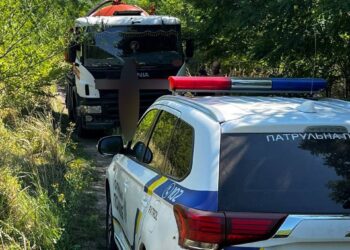 У Дніпрі “на гарячому” затримали двоїх осіб, які зливали нечистоти у ґрунт