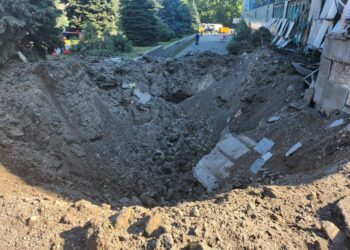 Поліція  показала  ще світлини наслідків ранкової ракетної атаки по Дніпру