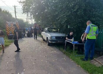 На місці ранкової ракетної атаки у Кривому Розі розгорнули пункт допомоги постраждалим