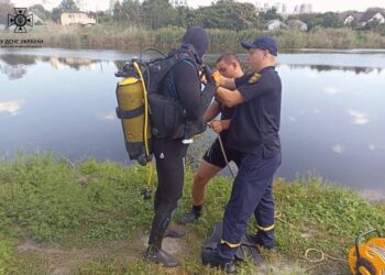 У Дніпрі рятувальники дістали з озера загиблого чоловіка (ФОТО)