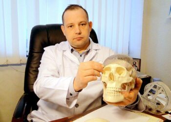 Нейрохірург з Дніпра отримав нагороду за порятунок життів військових