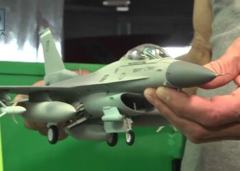 Мініатюрна копія швидкого та дієвого F-16 поповнила колекцію Дніпровського музею “Машини часу”